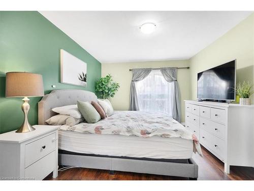 29 St Matthews Avenue, Hamilton, ON - Indoor Photo Showing Bedroom