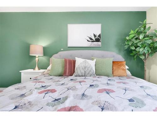 29 St Matthews Avenue, Hamilton, ON - Indoor Photo Showing Bedroom