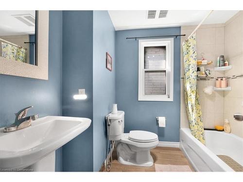 29 St Matthews Avenue, Hamilton, ON - Indoor Photo Showing Bathroom