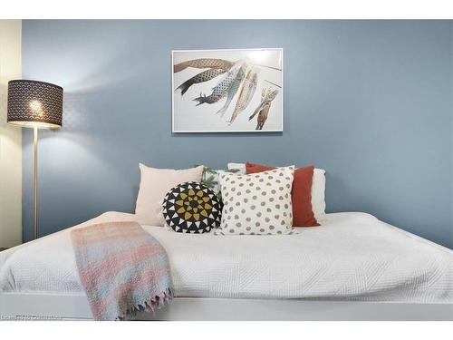 29 St Matthews Avenue, Hamilton, ON - Indoor Photo Showing Bedroom