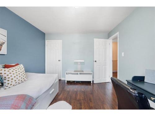 29 St Matthews Avenue, Hamilton, ON - Indoor Photo Showing Bedroom