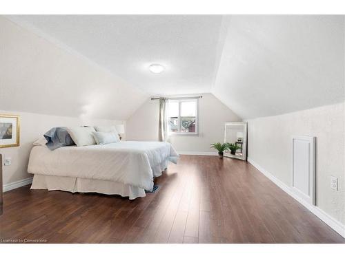 29 St Matthews Avenue, Hamilton, ON - Indoor Photo Showing Bedroom