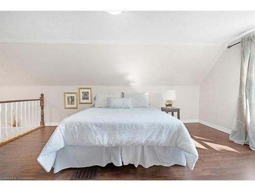 29 St Matthews Avenue, Hamilton, ON - Indoor Photo Showing Bedroom