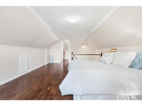 29 St Matthews Avenue, Hamilton, ON - Indoor Photo Showing Bedroom