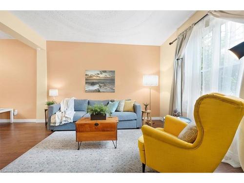 29 St Matthews Avenue, Hamilton, ON - Indoor Photo Showing Living Room