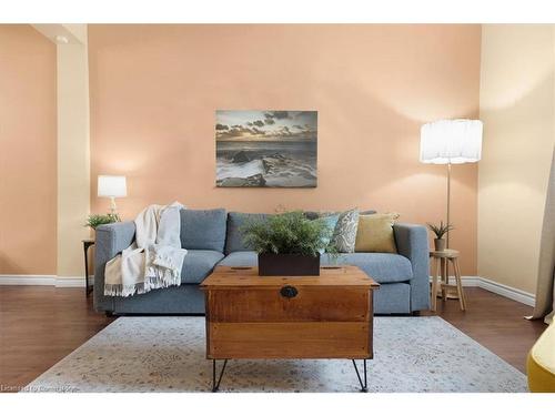 29 St Matthews Avenue, Hamilton, ON - Indoor Photo Showing Living Room