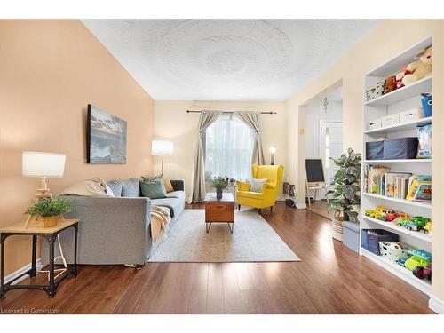 29 St Matthews Avenue, Hamilton, ON - Indoor Photo Showing Living Room