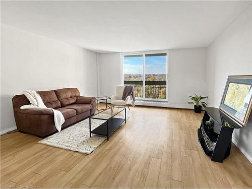 511-350 Quigley Road, Hamilton, ON - Indoor Photo Showing Living Room