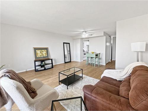 511-350 Quigley Road, Hamilton, ON - Indoor Photo Showing Living Room