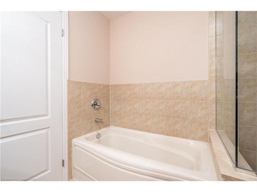 50 Grovetree Trail, Hamilton, ON - Indoor Photo Showing Bathroom