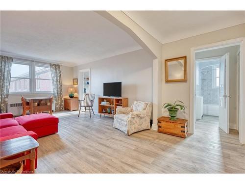 410B-5 East 36Th Street, Hamilton, ON - Indoor Photo Showing Living Room