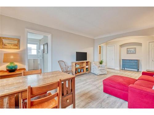 410B-5 East 36Th Street, Hamilton, ON - Indoor Photo Showing Living Room