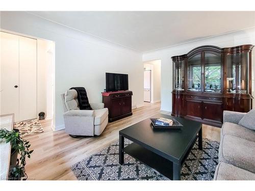 249 Fernwood Crescent, Hamilton, ON - Indoor Photo Showing Living Room