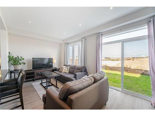 39 Bayonne Drive, Stoney Creek, ON - Indoor Photo Showing Living Room