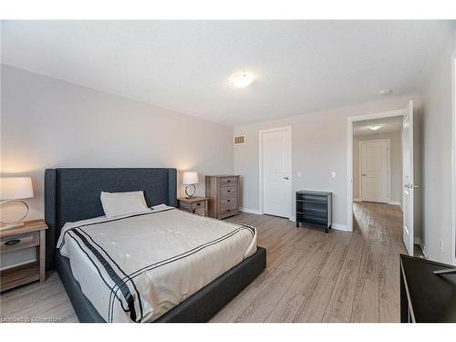 39 Bayonne Drive, Stoney Creek, ON - Indoor Photo Showing Bedroom