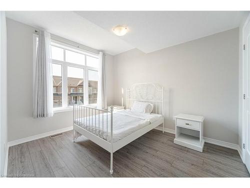 39 Bayonne Drive, Stoney Creek, ON - Indoor Photo Showing Bedroom