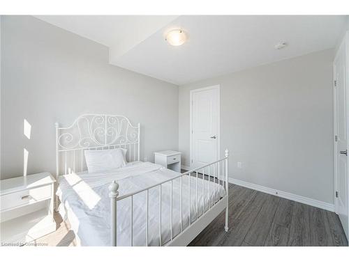 39 Bayonne Drive, Stoney Creek, ON - Indoor Photo Showing Bedroom