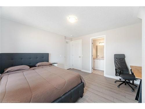 39 Bayonne Drive, Stoney Creek, ON - Indoor Photo Showing Bedroom