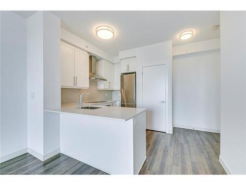 1107-2093 Fairview Street, Burlington, ON - Indoor Photo Showing Kitchen