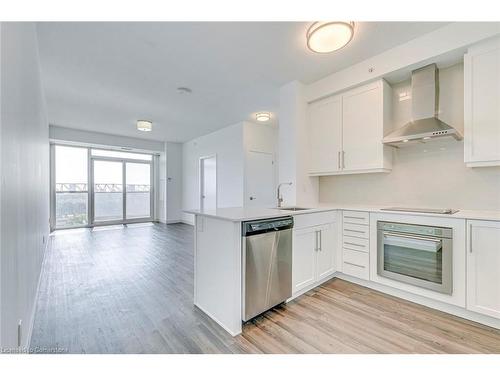 1107-2093 Fairview Street, Burlington, ON - Indoor Photo Showing Kitchen