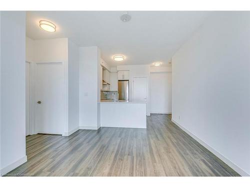 1107-2093 Fairview Street, Burlington, ON - Indoor Photo Showing Kitchen