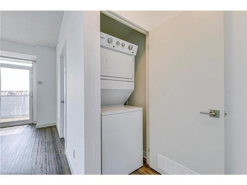 1107-2093 Fairview Street, Burlington, ON - Indoor Photo Showing Laundry Room