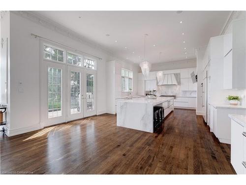 4410 Lakeshore Road, Burlington, ON - Indoor Photo Showing Kitchen With Upgraded Kitchen