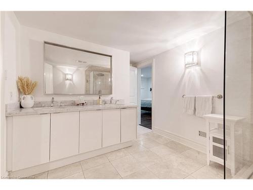 4410 Lakeshore Road, Burlington, ON - Indoor Photo Showing Bathroom