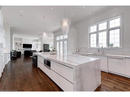 4410 Lakeshore Road, Burlington, ON - Indoor Photo Showing Kitchen With Upgraded Kitchen