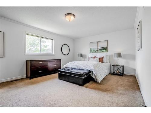 5228 Garland Crescent, Burlington, ON - Indoor Photo Showing Bedroom