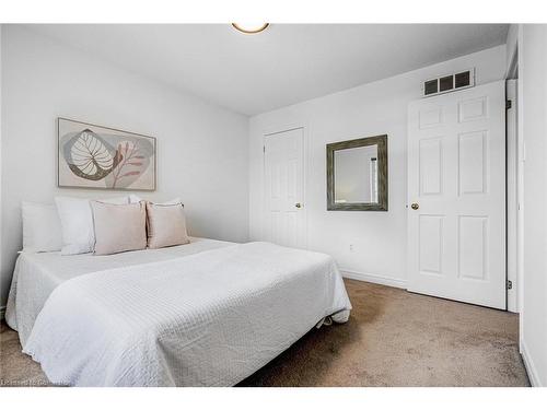 5228 Garland Crescent, Burlington, ON - Indoor Photo Showing Bedroom