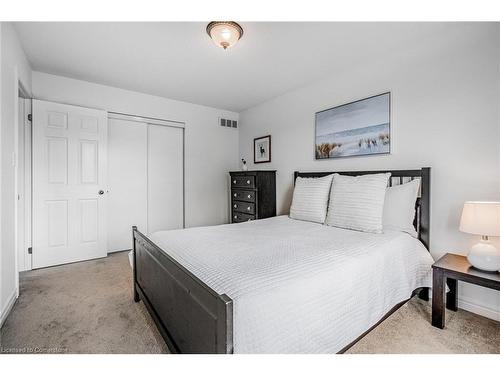 5228 Garland Crescent, Burlington, ON - Indoor Photo Showing Bedroom