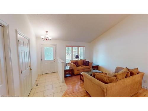 14 Hope Avenue, Virgil, ON - Indoor Photo Showing Living Room