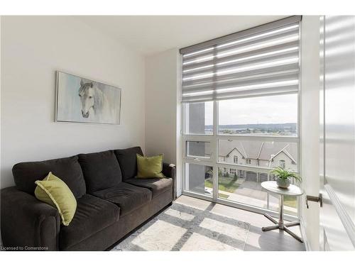 521-101 Shoreview Place, Stoney Creek, ON - Indoor Photo Showing Living Room