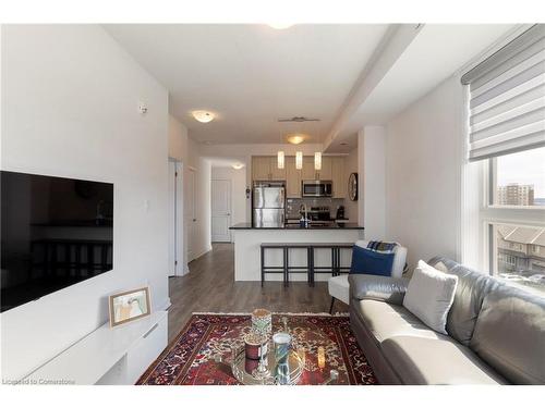 521-101 Shoreview Place, Stoney Creek, ON - Indoor Photo Showing Living Room