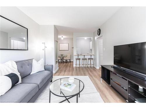 302-57 Mericourt Road, Hamilton, ON - Indoor Photo Showing Living Room