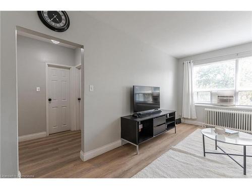 302-57 Mericourt Road, Hamilton, ON - Indoor Photo Showing Living Room