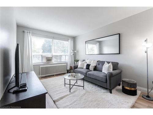 302-57 Mericourt Road, Hamilton, ON - Indoor Photo Showing Living Room