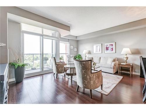 1202-551 Maple Avenue, Burlington, ON - Indoor Photo Showing Living Room