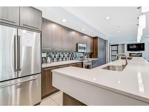 1202-551 Maple Avenue, Burlington, ON - Indoor Photo Showing Kitchen With Upgraded Kitchen