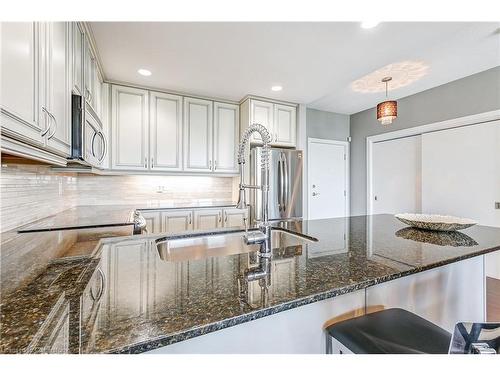 1202-551 Maple Avenue, Burlington, ON - Indoor Photo Showing Kitchen With Upgraded Kitchen