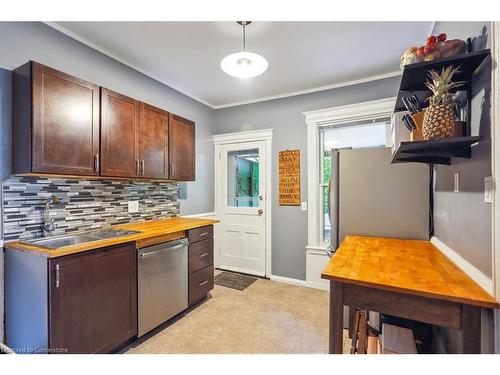 10 Huntley Street, Hamilton, ON - Indoor Photo Showing Kitchen