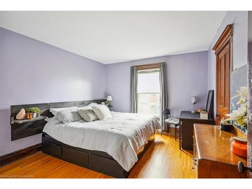 10 Huntley Street, Hamilton, ON - Indoor Photo Showing Bedroom