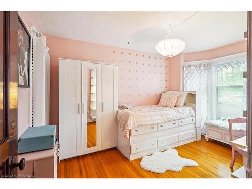 10 Huntley Street, Hamilton, ON - Indoor Photo Showing Bedroom