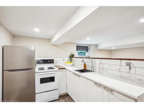 10 Huntley Street, Hamilton, ON - Indoor Photo Showing Kitchen