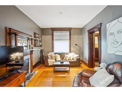 10 Huntley Street, Hamilton, ON - Indoor Photo Showing Living Room