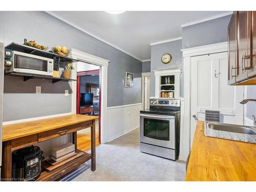 10 Huntley Street, Hamilton, ON - Indoor Photo Showing Kitchen