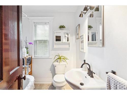 10 Huntley Street, Hamilton, ON - Indoor Photo Showing Bathroom