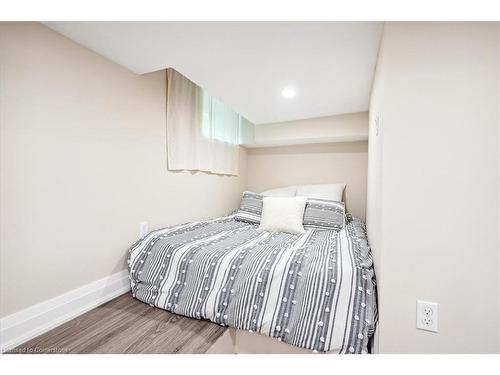 10 Huntley Street, Hamilton, ON - Indoor Photo Showing Bedroom