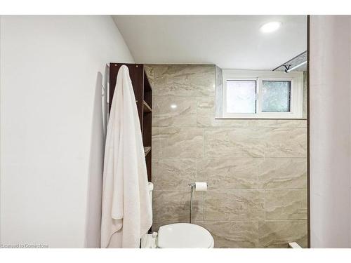 10 Huntley Street, Hamilton, ON - Indoor Photo Showing Bathroom